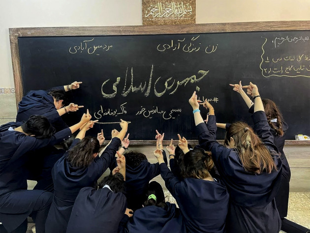 high-schools-girls-join-anti-government-protests-iran