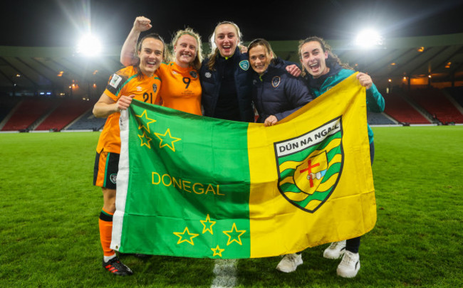ciara-grant-amber-barrett-niamh-mcdaid-and-roma-mclaughlin-celebrate-after-the-game-with-a-co-donegal-flag