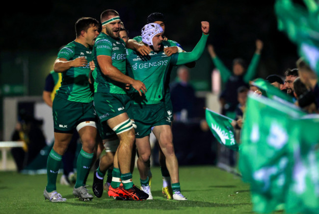 mack-hansen-celebrates-scoring-their-first-try-with-teammates