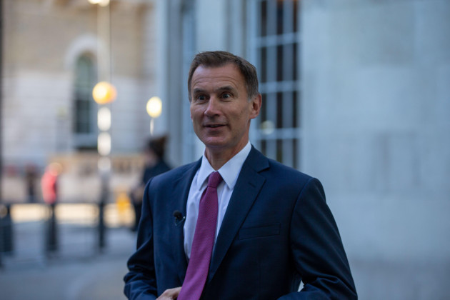 london-england-uk-15th-oct-2022-chancellor-of-the-exchequer-jeremy-hunt-is-seen-speaking-to-press-outside-bbc-as-he-appears-in-breakfast-shows-credit-zuma-press-inc-alamy-live-news