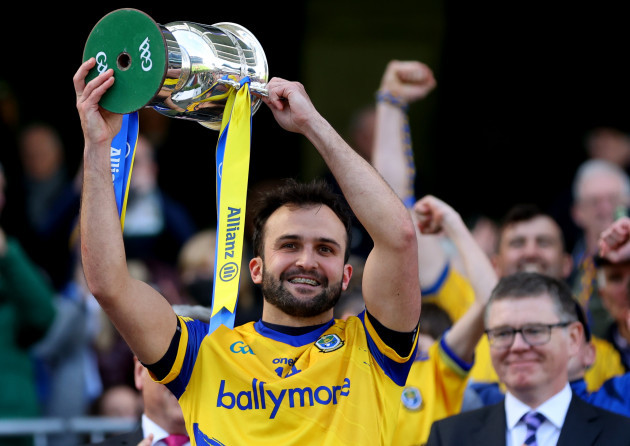 donie-smith-lifts-the-trophy