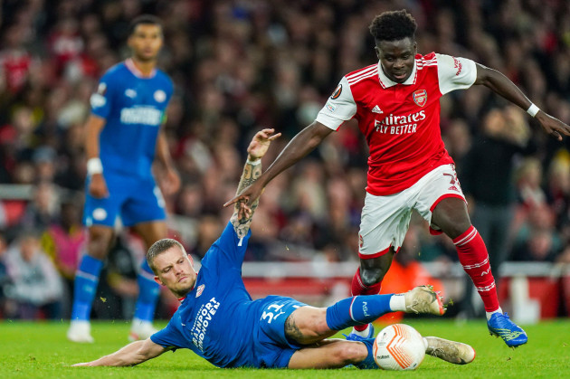 london-united-kingdom-october-20-philipp-max-of-psv-eindhoven-bukayo-saka-of-arsenal-fc-during-the-uefa-europa-league-group-a-match-between-arsenal-fc-and-psv-eindhoven-at-emirates-stadium-on-oct