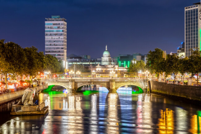 oconnell-bridge-in-dublin-ireland-at-night