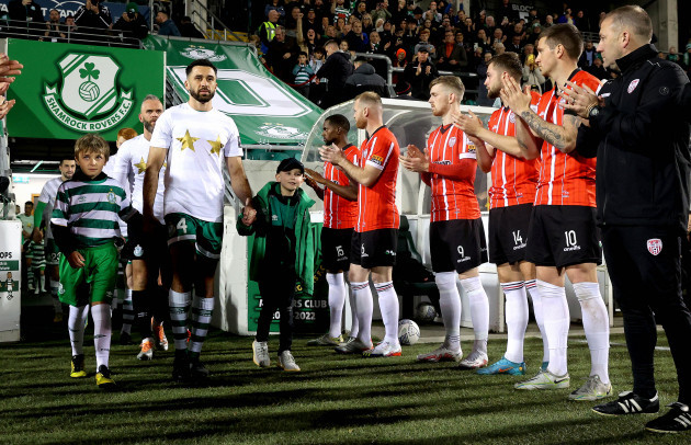 roberto-lopes-leads-out-his-team-as-derry-form-a-guard-of-honour