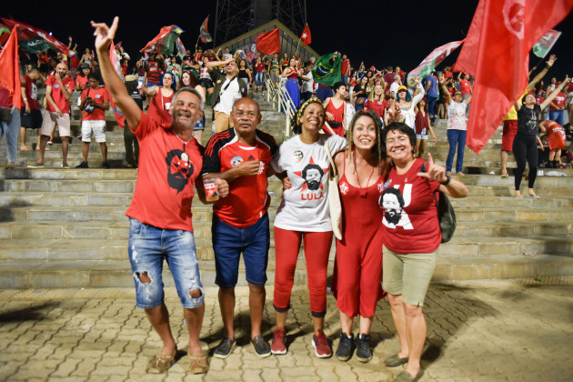 brasilia-df-30-10-2022-petistas-festejam-vitria-lula-em-brasilia-photo-lula-voters-celebrating-this-sunday-30-lula-voters-celebrating-lulas-victory-for-president-of-brazil-in-brasilia-ph