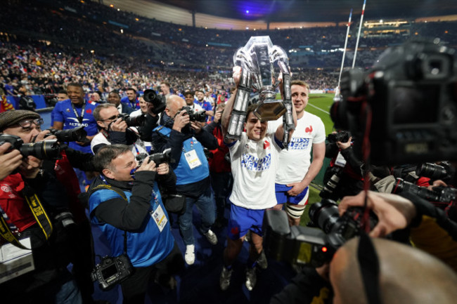 antoine-dupont-celebrates-with-the-six-nations-trophy