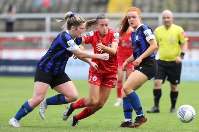 abbie-larkin-is-tackled-by-laurie-ryan-and-fiona-owens