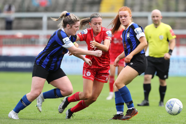 abbie-larkin-is-tackled-by-laurie-ryan-and-fiona-owens