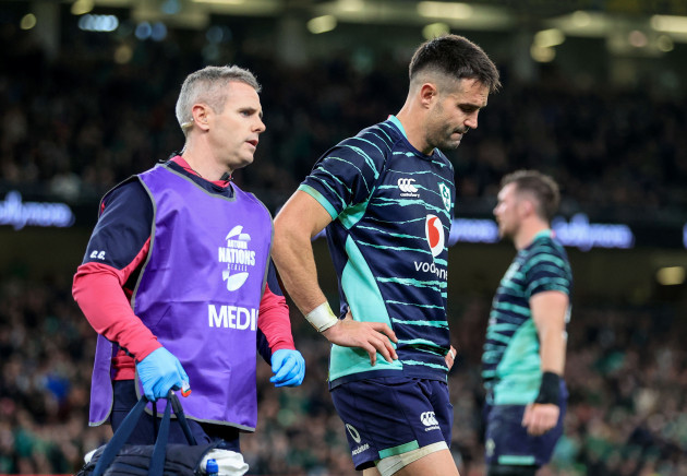 conor-murray-leaves-the-field-with-an-injury