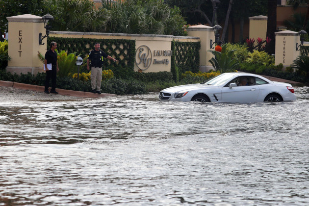 manalapan-florida-usa-10th-nov-2022-a-car-broke-down-on-state-road-a1a-in-manalapan-florida-with-the-roads-flooded-from-hurricane-nicole-on-thursday-nov-10-2022-nicole-has-since-been-downgr