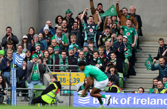 ireland-fans-celebrate-as-robert-baloucoune-scores-a-try