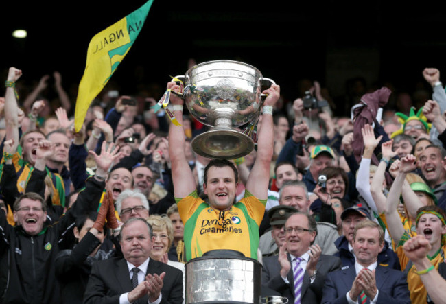 michael-murphy-raises-the-sam-maguire