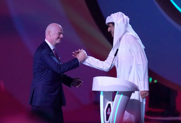 Файлова снимка с дата 01-04-2022 г. от президента на ФИФА Джани Инфантино и емира на Катар Тамим бин Хамад Ал Тани със сигурност може да каже не, Световното първенство предизвика много спорове и противоречия преди топката да бъде ударена