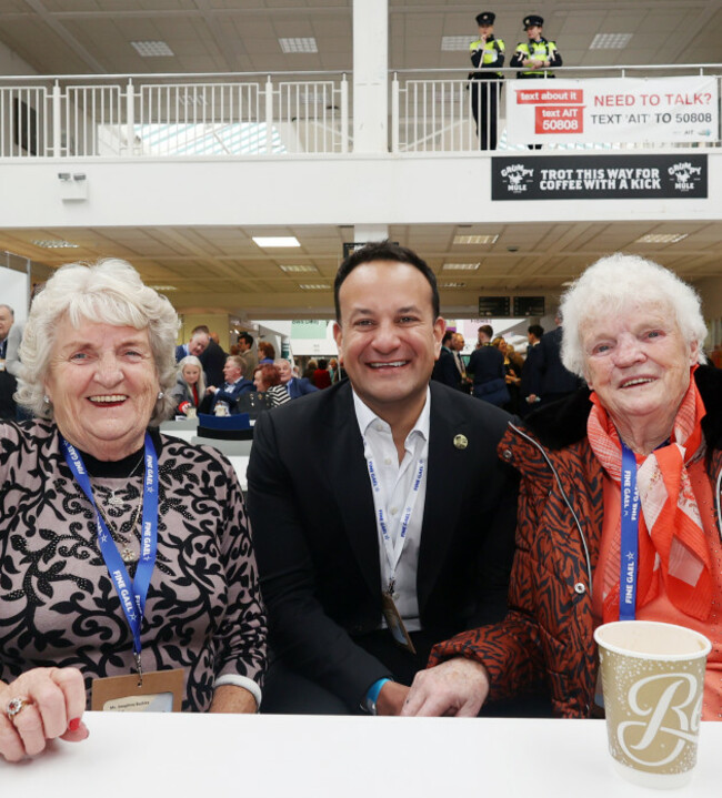 FINE GAEL 77_90665970