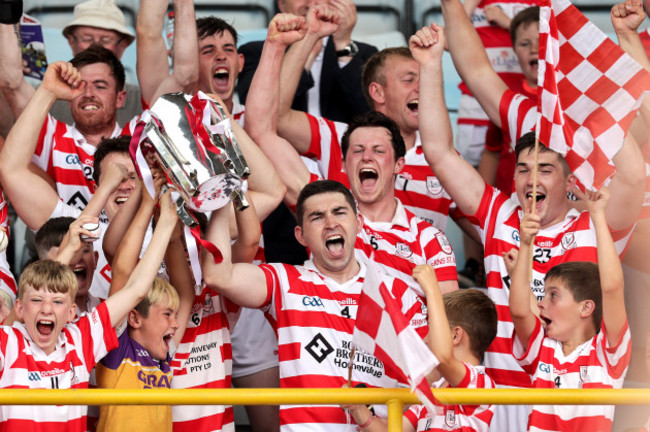 declan-byrne-lifts-the-trophy