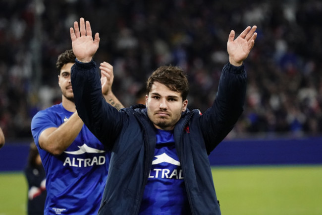 antoine-dupont-celebrates-after-the-game