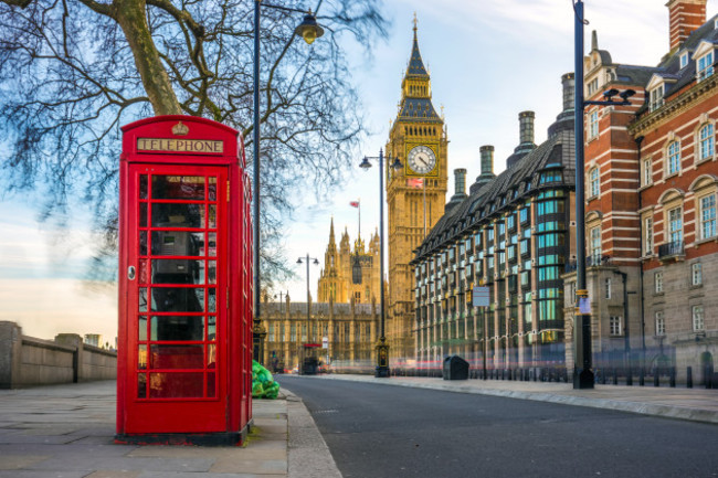 londonengland-theiconicbritisholdredtelephonebox