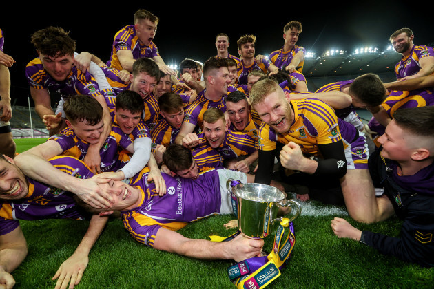 kilmacud-crokes-celebrate-with-the-cup-after-the-game