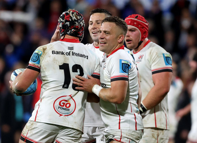 Luke Marshall celebra anotar un ensayo con John Cooney e Ian Madigan