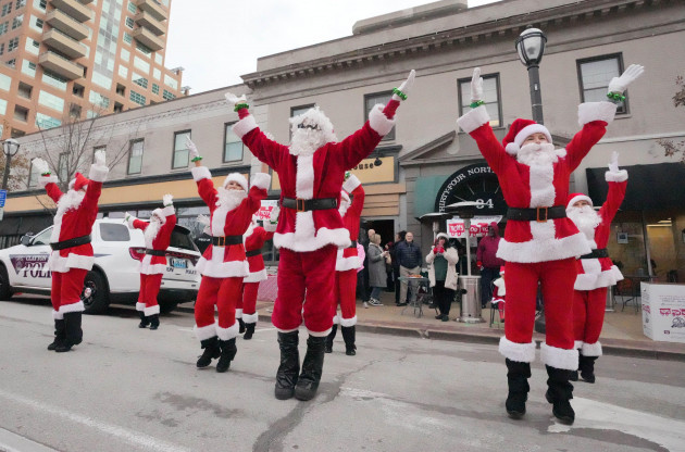 clayton-united-states-02nd-dec-2022-clayton-missouri-december-2-2022-the-dancing-santas-begins-their-dancing-season-performing-for-shoppers-while-in-the-street-in-clayton-missouri-on-december