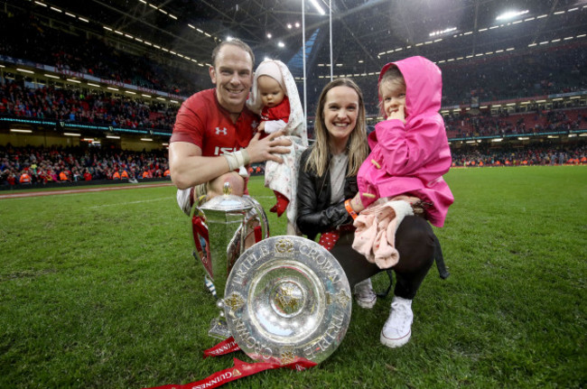 alun-wyn-jones-celebrates-winning-with-his-family