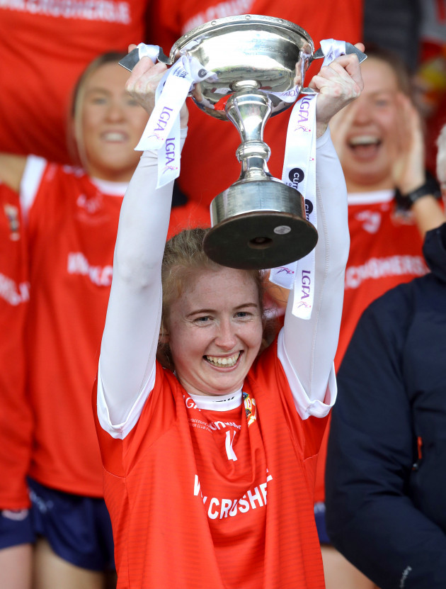 louise-ward-lifts-the-cup