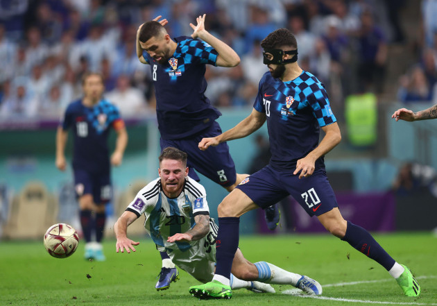 doha-qatar-13th-december-2022-alexis-mac-allister-of-argentina-is-brought-down-by-mateo-kovacic-and-josko-gvardiol-of-croatia-during-the-fifa-world-cup-2022-match-at-lusail-stadium-doha-picture