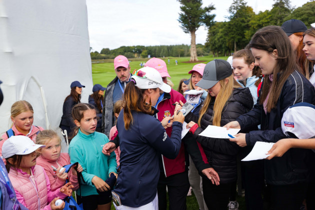 leona-maguire-signs-autographs