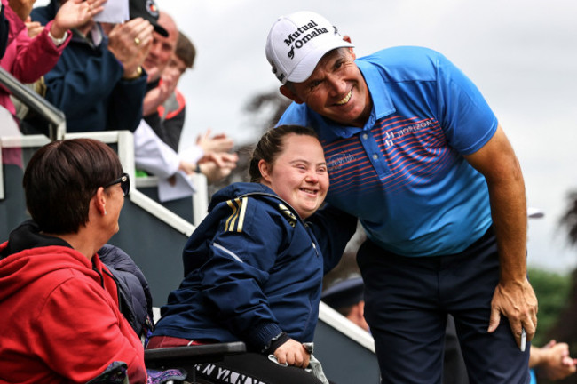 padraig-harrington-gives-his-glove-to-jennifer-malone-after-finishing-his-round-on-the-18th-green