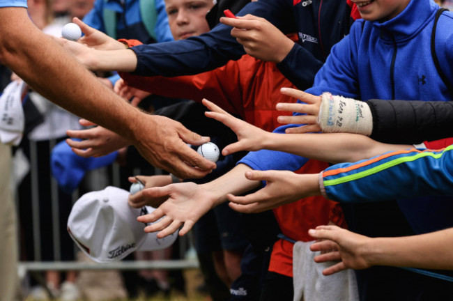 padraig-harrington-hands-out-golf-balls-at-the-18th-after-finishing-his-round