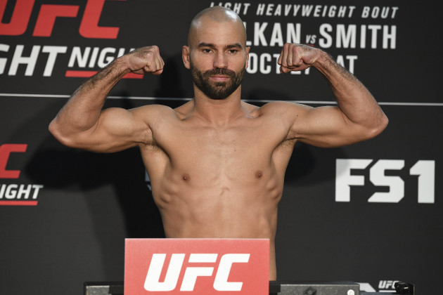moncton-new-brunswick-canada-26th-oct-2018-artem-lobov-makes-weight-in-prepartion-for-his-featherweight-bout-at-the-avenir-centre-in-moncton-credit-allan-zilkowskyzuma-wirealamy-live-news