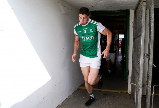 eoin-donnelly-makes-his-way-to-the-field