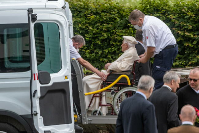 benedict-xvi-visits-parents-grave