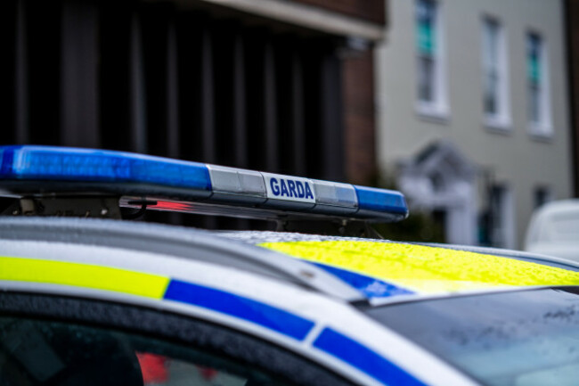 gardadescriptiononpolicecarwithyellowandbluestripes