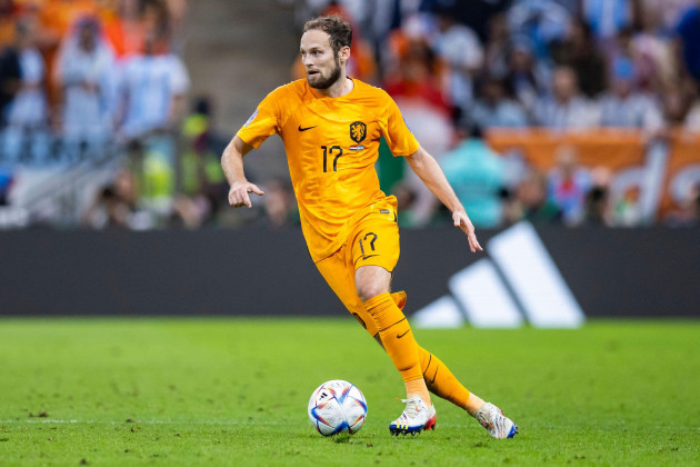 lusail-qatar-09th-dec-2022-soccer-world-cup-netherlands-argentina-final-round-quarterfinal-lusail-stadium-netherlands-daley-blind-in-action-credit-tom-wellerdpaalamy-live-news-credit