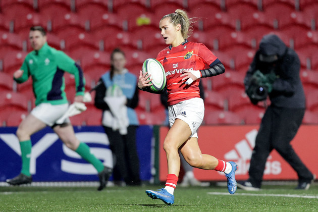 aoife-doyle-on-her-way-to-scoring-a-try
