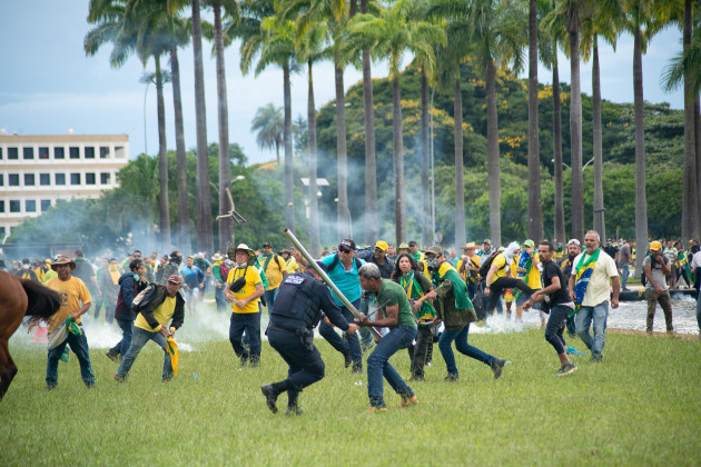 bolsonaro-supporters-storm-congress-grounds