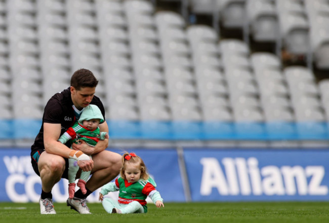 lee-keegan-with-his-daughters-rhia-and-lile