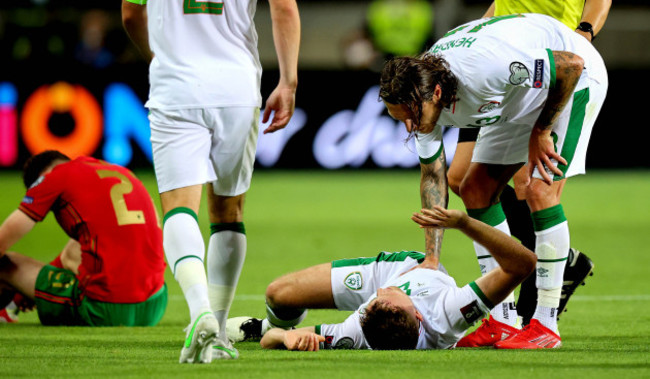 jeff-hendrick-checks-on-dara-oshea-as-he-goes-down-injured