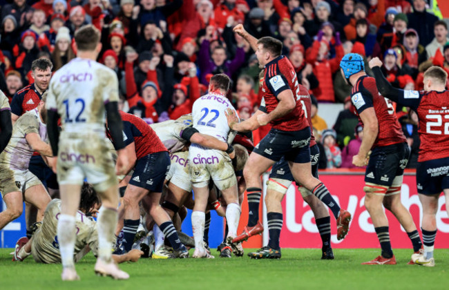 niall-scannell-celebrates-a-turnover