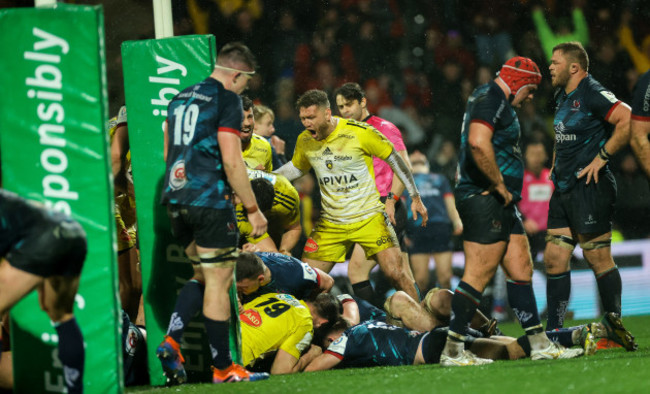 la-rochelles-players-celebrate-joel-sclavis-winning-try