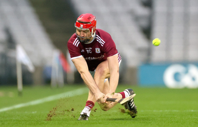 joe-canning-scores-the-opening-score-from-a-side-line-ball
