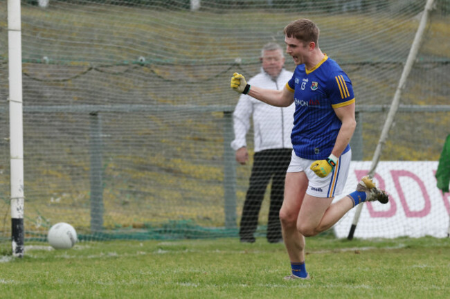 dessie-reynolds-celebrates-scoring-a-goal