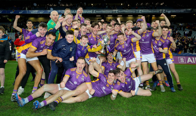kilmacud-celebrate-with-the-trophy