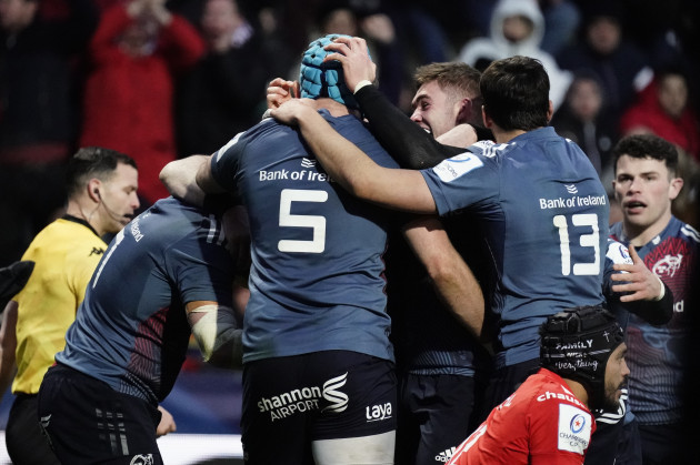 tadhg-beirne-celebrates-after-scoring-a-try-with-teammates