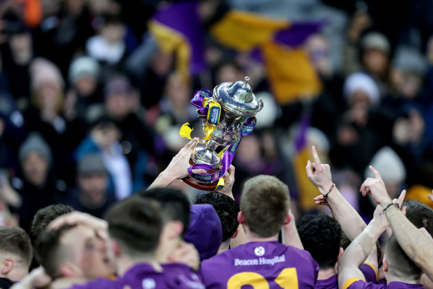 kilmacud-crokes-celebrate-with-the-trophy
