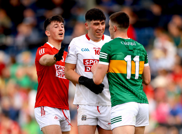 tadhg-corkery-and-goalkeeper-dylan-foley-clash-with-sean-oshea