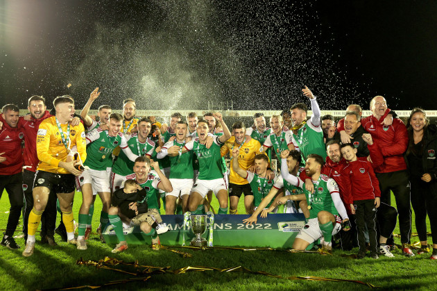 cork-city-celebrate-with-the-trophy