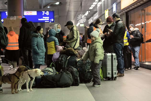 berlin-germany-01st-mar-2022-refugees-from-the-ukrainian-war-zone-wait-at-berlin-central-station-late-in-the-evening-an-estimated-300-people-arrived-in-berlin-by-train-numerous-volunteers-then