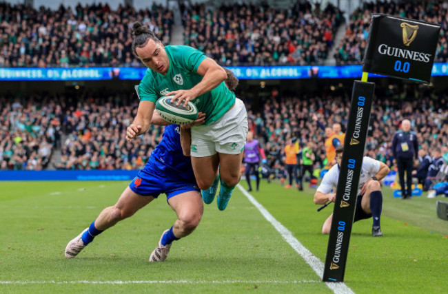 james-lowe-scores-their-second-try-despite-damian-penaud